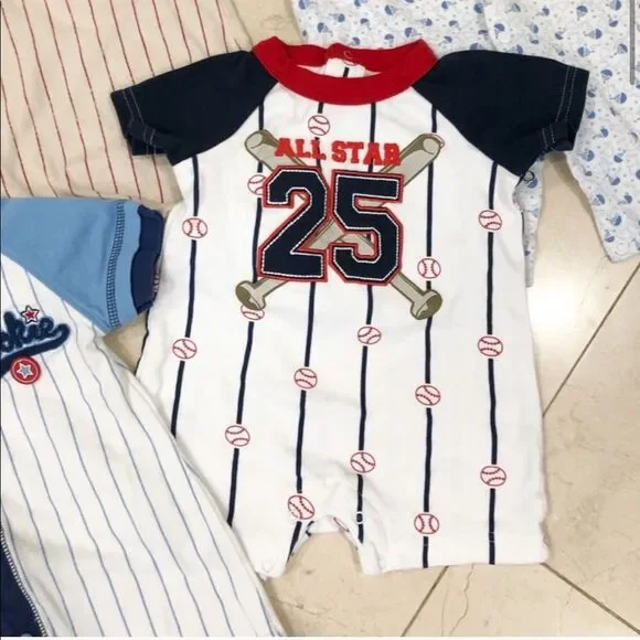 Bundle of onesies and matching hats - Picture 2 of 10